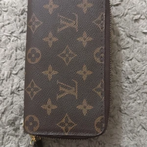 Louis Vuitton plånbok- LV. Nyskick  - Fint skick.  Postas spårbart 