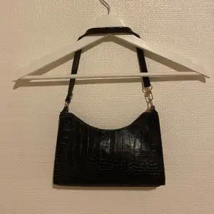 Säljer en svart handväska för 39kr. Anledningen till att jag säljer den är på grund av att den inte kommer till användning! 🖤 Originalpris: cirka 60kr 
