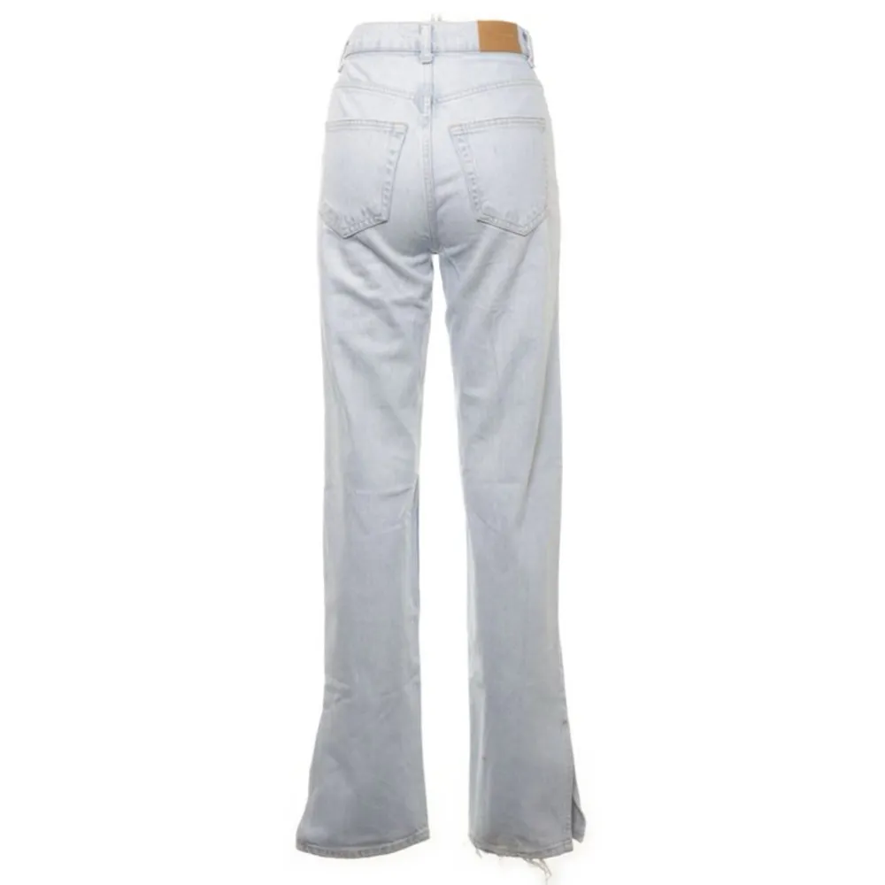 Ljusblå jeans använt ett fåtal gånger men dom har skräpat i min garderob lite för länge nu. Liten fläck på vänster vad på baksidan inget märkvärdigt. Orginal pris 599kr. Jeans & Byxor.