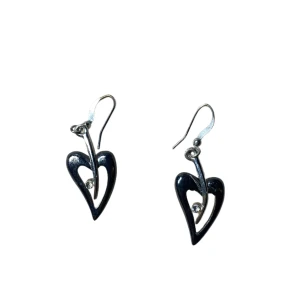 Vintage hjärt örhängen  - Vintage hjärt örhängen i mörkare silver färg som i bilderna   I bra skick   Ca 5 cm 