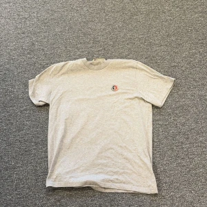 Moncler tshirt - Använd 1 gång för att den är för stor för mig storlek L Så den är 10/10  Nypris 2500