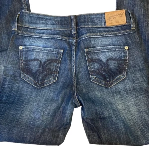 Lågmidjade Esprit jeans - Snygga Esprit jeans i färgen mörkblå. Inga defekter, skick 8/10! De är lågmidjade. Jag är 167cm och de är precis vid mina fötter så om du är längre tror jag inte dem kommer nå ända ned! HÖR AV DIG VID INTRESSE ELLER VID FRÅGOR!