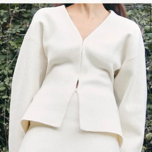 Zara - Set från Zara, köpt för två dagar sedan men kan inte lämna tillbaka då jag tog bort lapparna innan jag provade… Endast testade toppen stl XS, kjolen stl S