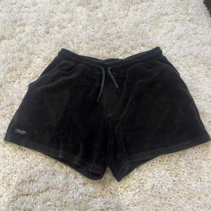Säljer dessa shorts från Robbie Moor. Storlek M. Använt skick. Köpt för ca 700 kr. PRIS KAN DISKUTERAS VID SNABB AFFÄR.