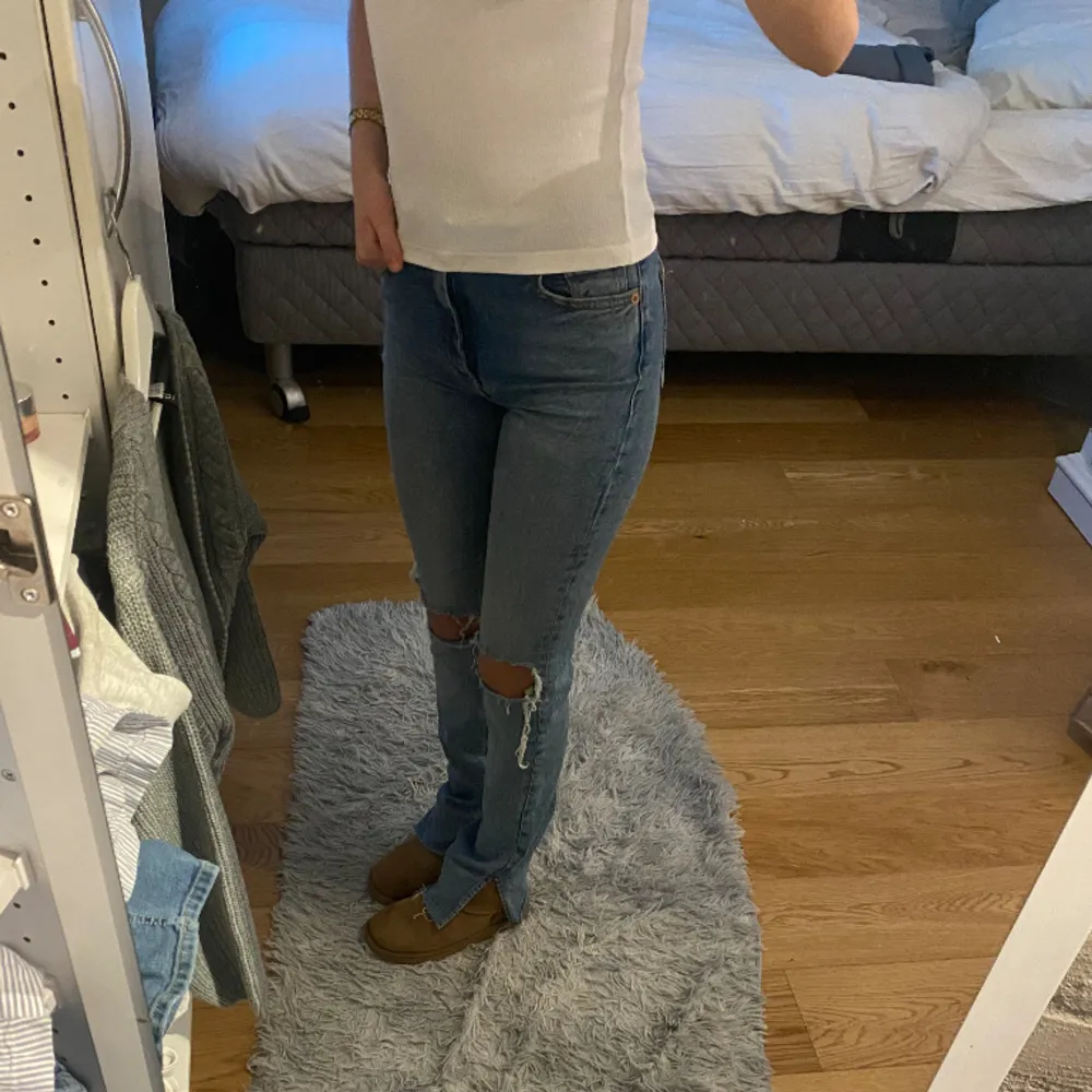 Zara jeans med slits i storlek 32. Jeans & Byxor.