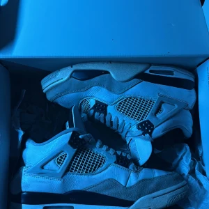  Nu ska jag sälja min använda skor Jordan fyra Military blacks som jag har köpt i merch sweden så det är par äkta skor som kostar nu i Sneakersy för 6299kr för storlek 43  - Storlek 43 använda skor! 