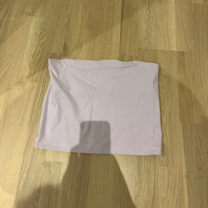tubtopp  - säljer detta lila helt nya linnet från gina tricot, säljer pga att jag köpte fel storlek 💝