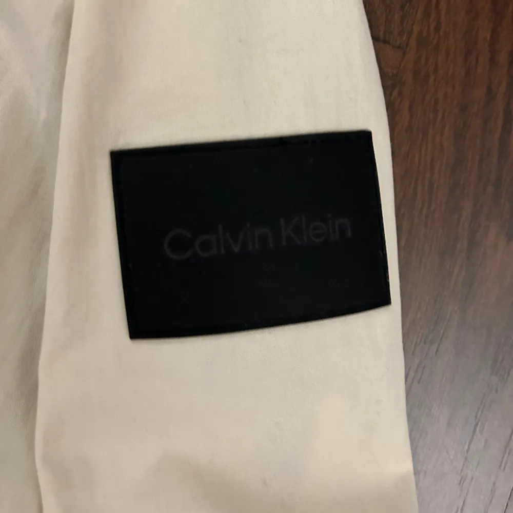 Tjena, säljer en riktigt skön och snygg vårjacka från Calvin klein i storlek m, knappt använd bara några gånger, pris 300kr. Jackor.