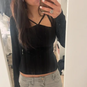  Långärmad tröja  - Fin svart långärmad tröja som korsar vid bröstet från GinaTricot i gott skick!💗 Jättefin till fest eller skolan🥰 