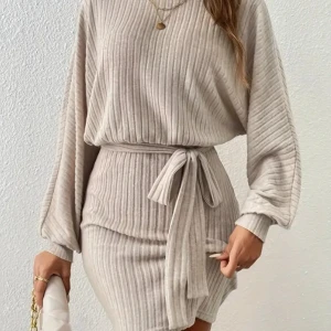 Klänning - Beige, superfin och mjuk klänning. Använd en gång 