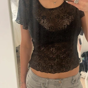Spets tshirt - Fin svart spets topp från pigalle men köpt på only. Perfekt för fest eller under en tshirt!🥰💗