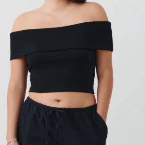 Off shoulder top - Säljer denna skit snygga topp eftersom den aldrig kommit till användning. Lappen är kvar. Lånade bilder från Gina Tricots hemsida