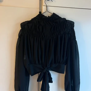 Blus från Missäy - Blusen är i storlek S och är i fint skick då den knappt är använd! Skriv för fler bilder!🖤