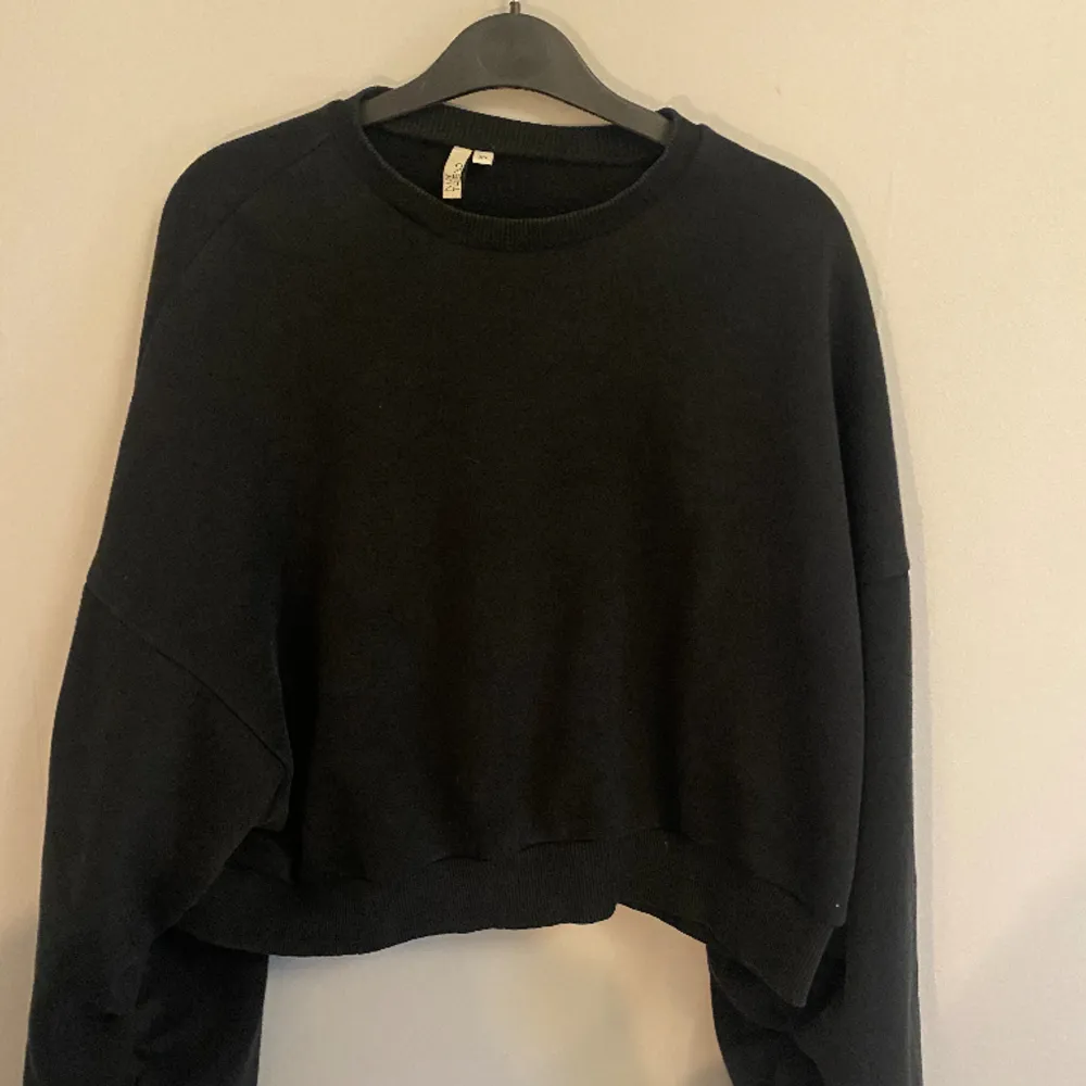 En svart sweatshirt från Nelly i storlek xs. Den har scrunch på sidorna av armarna o är lite kortare i modellen. Köpt för 350kr🌸. Tröjor & Koftor.