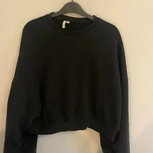 En svart sweatshirt från Nelly i storlek xs. Den har scrunch på sidorna av armarna o är lite kortare i modellen. Köpt för 350kr🌸