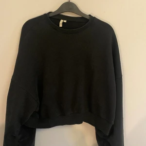 Sweatshirt - En svart sweatshirt från Nelly i storlek xs. Den har scrunch på sidorna av armarna o är lite kortare i modellen. Köpt för 350kr🌸