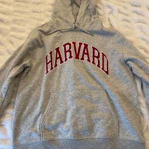 En grå hoodie från H&M som här märket Harvard på 💗 Aldrig använd 💗