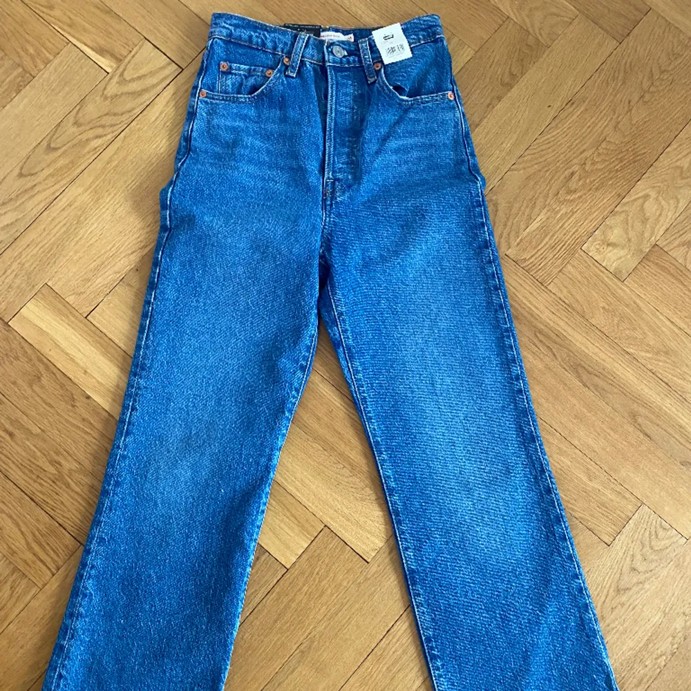 Nya Levis jeans. Säljes endast då jag köpte fel storlek. Nypris 1249kr säljes för 300, men ge gärna prisförslag🌷säljes billigt då det är bättre dem kommer till användning. . Jeans & Byxor.