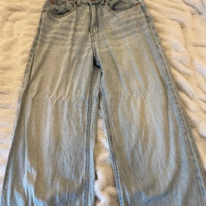 Ljusblåa jeans 💗 - Ett par ljusblåa high waist jeans från H&M 💗 Är i helt okej skick men använda ett par gånger 💗