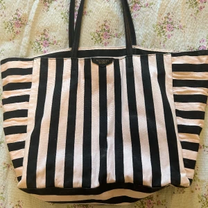 Superfin VS väska ( unik) 🌟 - I bra skick, pris kan diskuterad vid snabbt köp! 💗