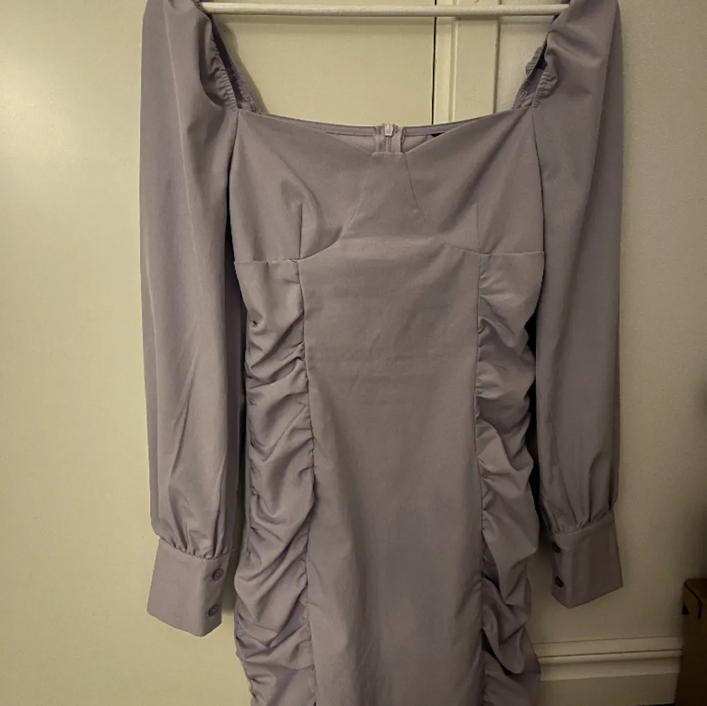Super snygg lila klänning i storlek xs. Den har en fettfläck på sig (se tredje bilden) men den syns knappt.. Klänningar.