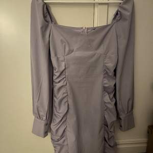 Super snygg lila klänning i storlek xs. Den har en fettfläck på sig (se tredje bilden) men den syns knappt.