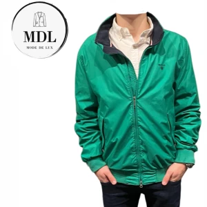 Bombarjacka-Gant - Säljer denna riktigt feta bombarjacka från Gant🔥🔥Väldigt unik och i riktigt bra skick! Ny pris är runt 1500kr❌vårat är 195kr✅Bara skriva vid funderingar!👑