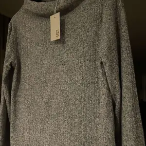 Helt ny tröja från lager i57 i grå melerad färg storlek xs