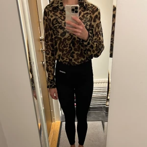 Blus  - Leopardmönstrad blus från Missme i fint skick. Använd en gång. Storlek Onesize. 