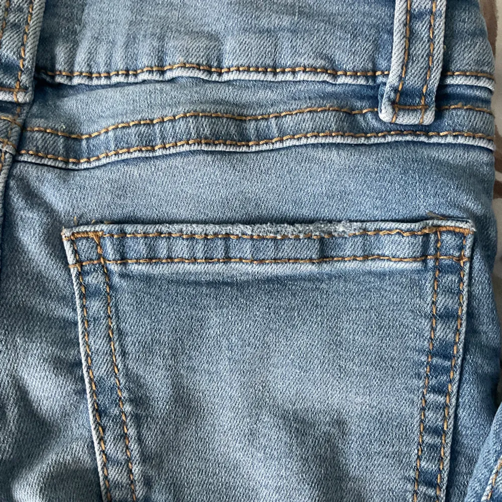 Ljusblåa jeans från gina young, säljer då dem är försmå för mig. En av bakfickorna är lite sliten på kanten (bild 3) men annars inga defekter. . Jeans & Byxor.