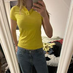 Snygg gul polo T-shirt från Ralph Lauren. Praktiskt taget oanvänd. Storlek M men passar också S. Relativt lång.