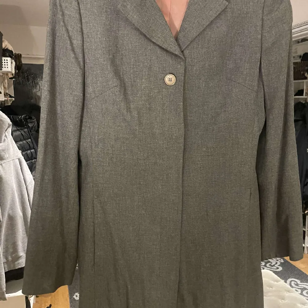 En grå tunn kappa från In Wear jätte snygg på srorlek s 34. Takit.