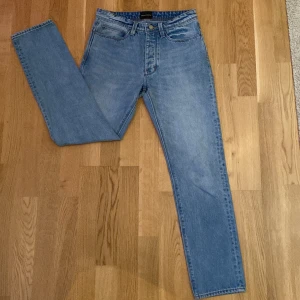 Abrand Jeans A 90s relaxed  - Jeansen är I storlek 29. Dom är använda ca 3 gånger vilket betyder att dom är nästan nya. Dom har en straight leg passform vilket är rätt modernt numera. Nypris :1099kr, Mitt pris : 449kr. Bara att skriva vid mer frågor