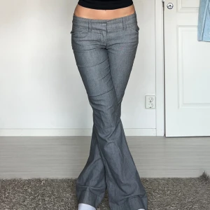 Kostymbyxor - gråa bootcut kostymbyxor, midjemått: 36cm rakt över, innerbenslängd: 80cm 💗 