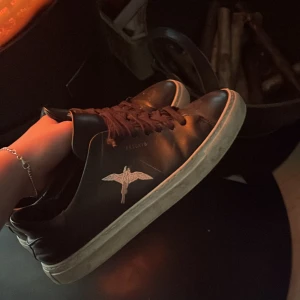 Arigato skor - Fina arigatoskor som knappt har någon skada. 