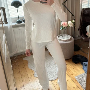 Mjukisset - Supersnyggt vitt mjukisset😚😚 Står storlek xs men passar även mig som har S🤍 