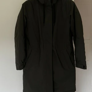 Peak damparkas storlek S - Unified Insulated Parka W Olive Storlek S. Kortare i ärmar och i övrigt större och storlek. Jag är 162cm och den är lagom i ärmarna på mig. Brukar ha M i Peakjackor men i denna räcker S. Använd max fem gånger. Nypris 3000kr. Säljes för 1000kr.