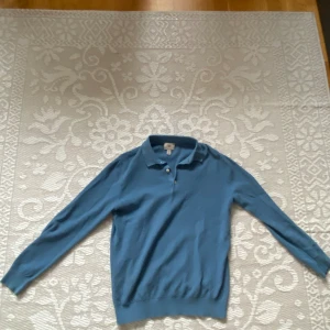 Stickad kragtröja - Dinna stickade tröja med krage från HM säljer jag för 150kr. Använd kanske 1 gång och nypris 400kr. (Storlek XS)