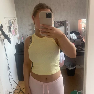 Ljusgul topp - Säljer denna då jag inte använt den sen jag köpte den, extremt mjukt material