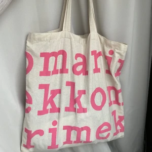 Marimekko tygpåse💕 - Säljer nu min älskade tygpåse ifrån marimekko💕 rymmer allt och är i ett tåligt tyg trots sina ljusa färger🩷 säljs för 1000 kr på sellpy men säljer min för 400!