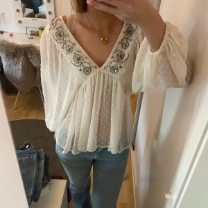 Zara blus - Blus från zara som inte kommer till använding. Snöre vid ryggen som man kan justera 💕💕💕