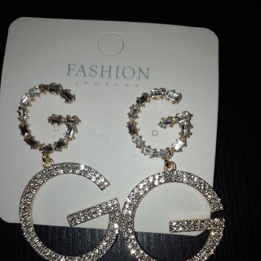Har 2 par helt nya Gucci örhängen i Silver Stainless steel Bild 1 är lite större ringa Bild 2 lite mindre ringar Köpte till min dotter men hon ville inte ha dom  100 kr/ st eller 130 för båda . Övrigt.