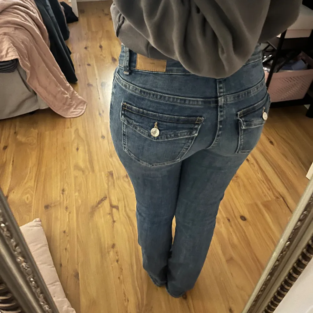 Bootcut jeans med coola fickor från Gina. Har inte några defekter. Storlek 34.. Jeans & Byxor.