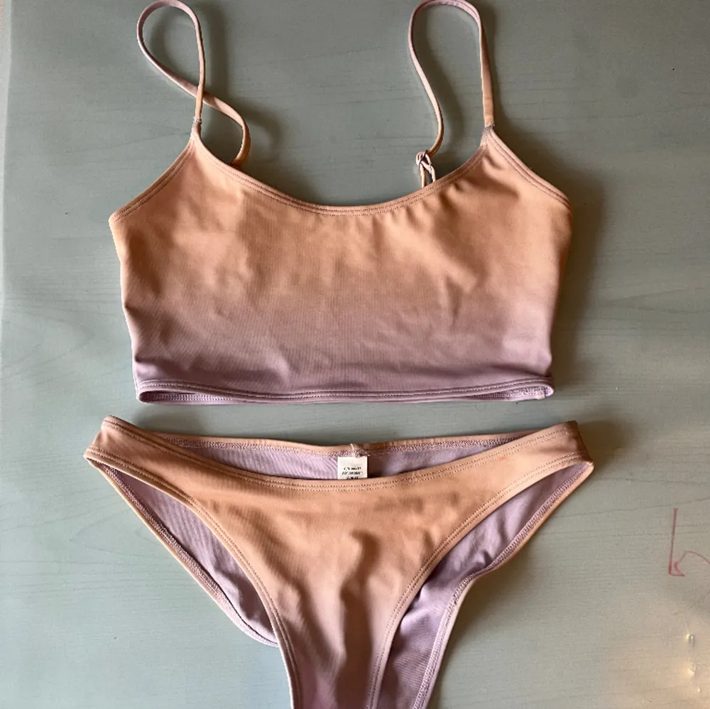 Bikini i aprikos/lila ombre med hög midja. Endast använda två gånger <3. Övrigt.