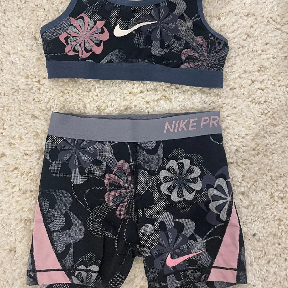 Ett träningssett från Nike med topp och shorts. Storlek 10-12 år. Övrigt.