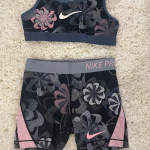 Ett träningssett från Nike med topp och shorts. Storlek 10-12 år