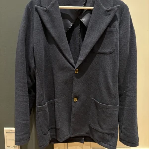 John Henric kavaj  - Hej, säljer denna kavajen från John Henric, då jag inte använder den.  Färg mörk blå.  Kvitto med följer.  Storlek S  För mer frågor kontakta mig gärna!! 