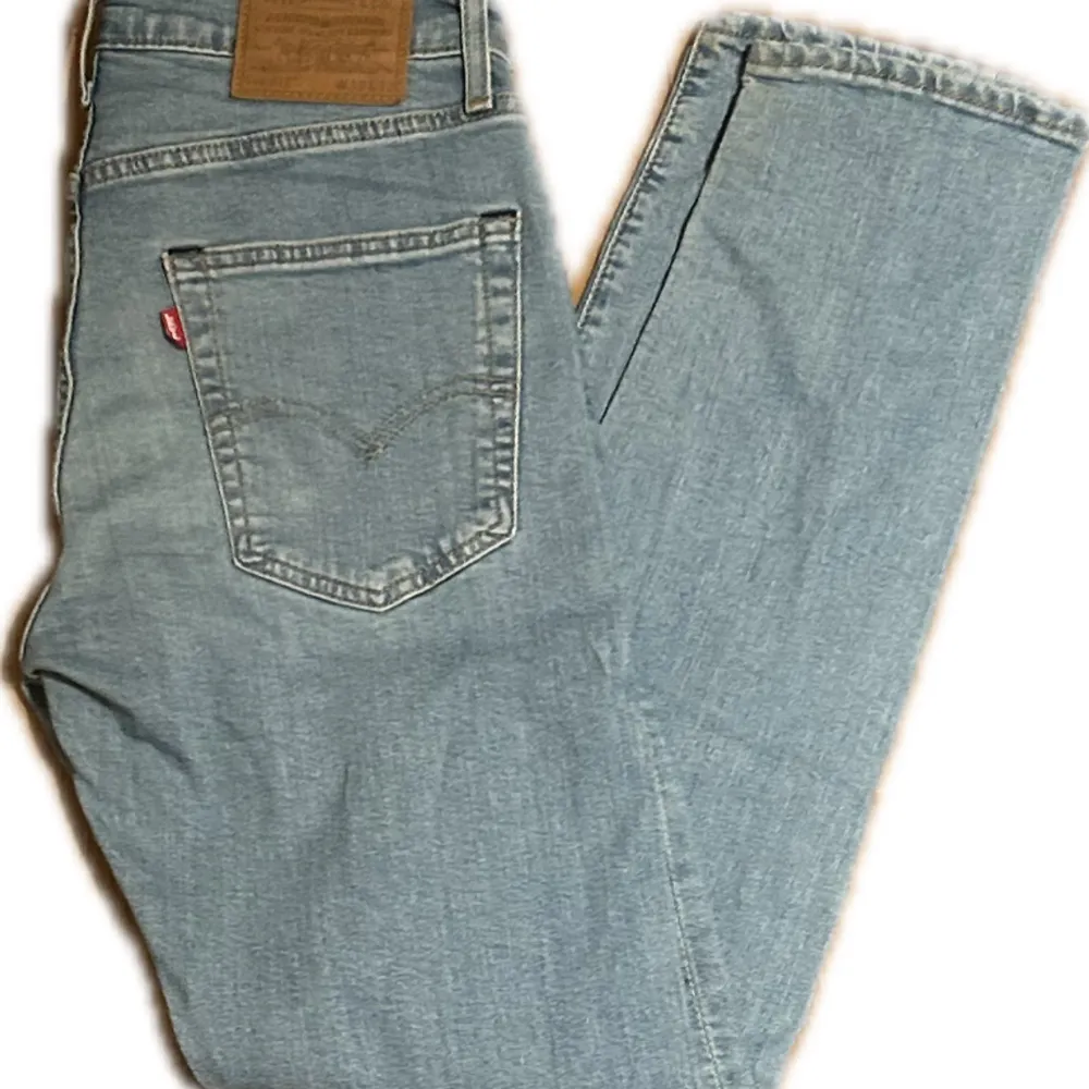Hej, säljer nu mina levis 512 jeans, dem är i toppskick (8,5/10), Nypris runt 1100kr mitt pris 399kr, hör av er vid frågor eller funderingar, mvh Carl. Jeans & Byxor.