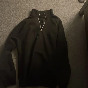 Halv zip - Säljer min halv zip knappt använd, köpt för 449kr, pris kan diskuteras🤝