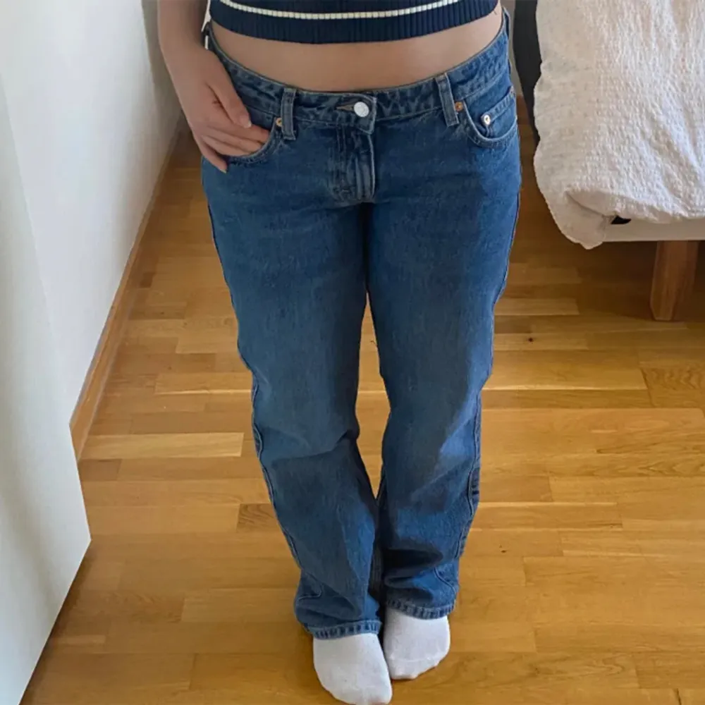 Supersnygga oanvända weekday jeans! Skriv om ni har frågor💗W28,L30. Jeans & Byxor.